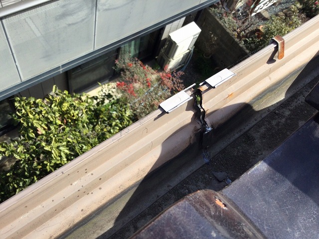 破損している軒樋